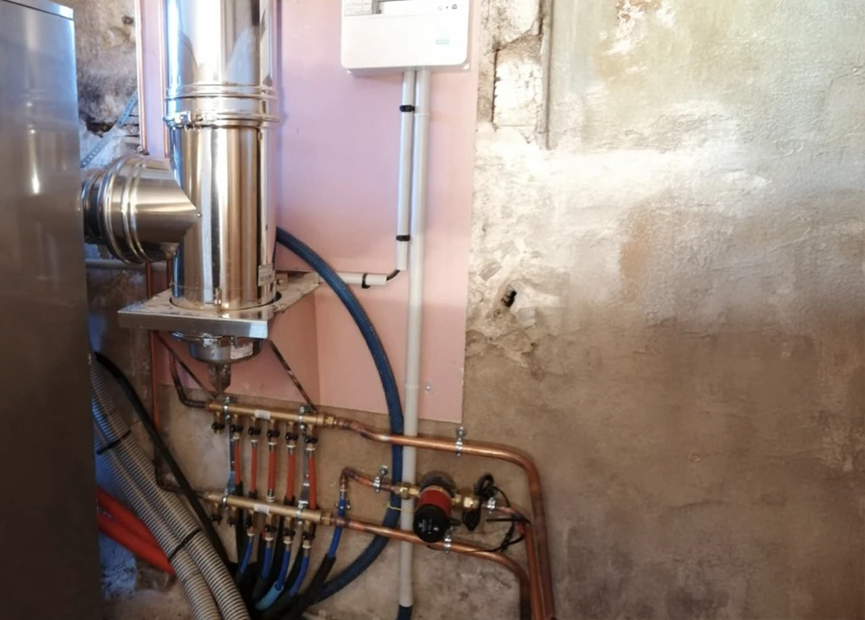 Cave technique avec installation de chauffage moderne