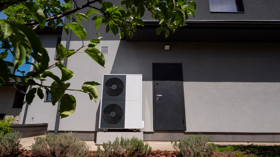 Showroom d'électroménager moderne avec exposition de réfrigérateurs et congélateurs