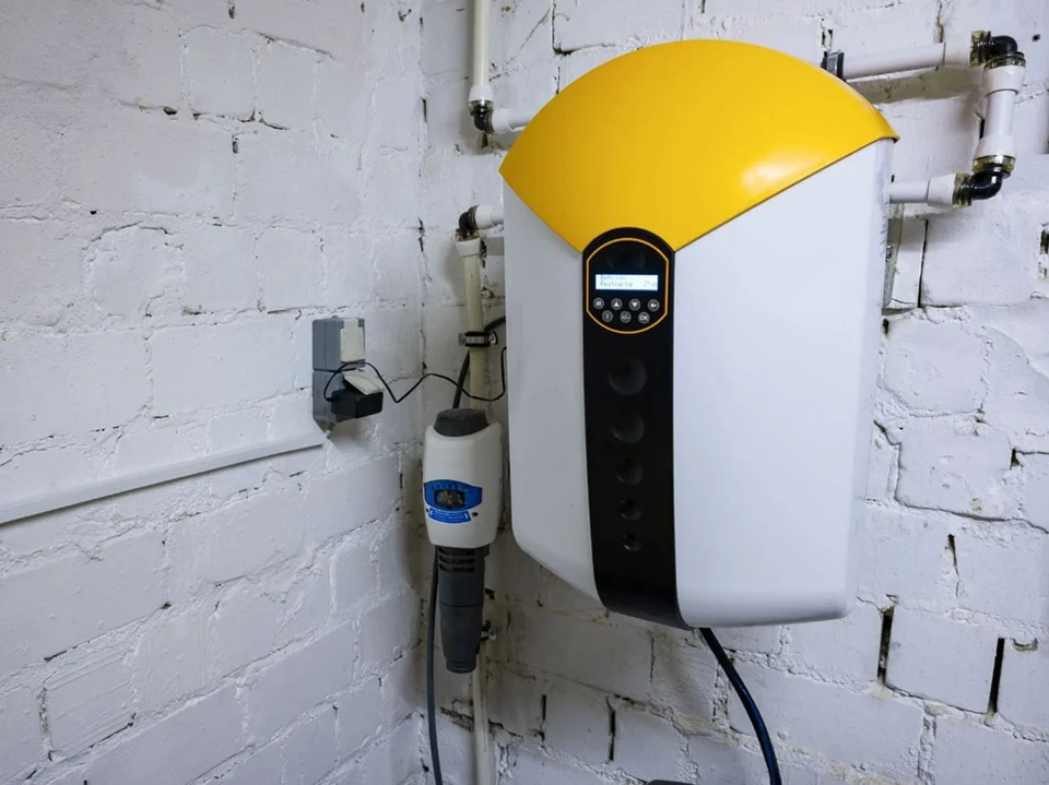 un client examine de nouveaux modèles de tondeuses à gazon dans un magasin d'électricité pour les jardiniers et les horticulteurs