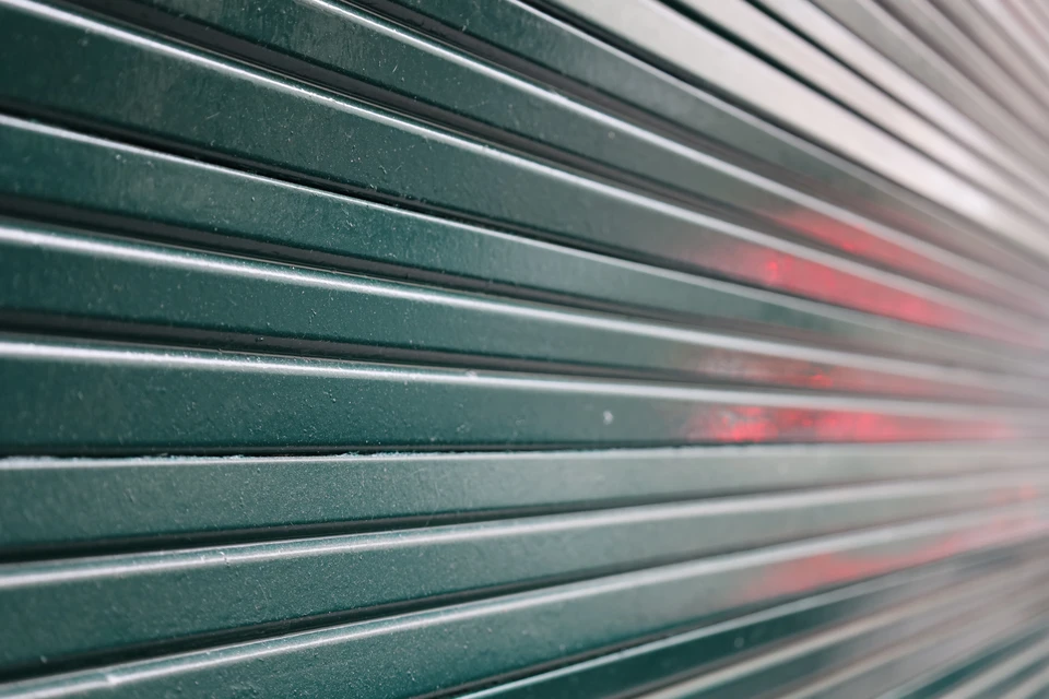 Gros plan sur des mains d'un mécanicien méconnaissable qui fait le service et l'entretien de la voiture